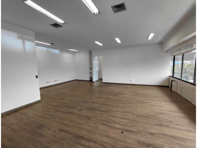 Oficina en arriendo en La Esmeralda, Itagüí, 681 m² · foto 4 de 13