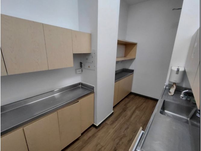 Oficina en arriendo en La Esmeralda, Itagüí, 681 m² · foto 11 de 13