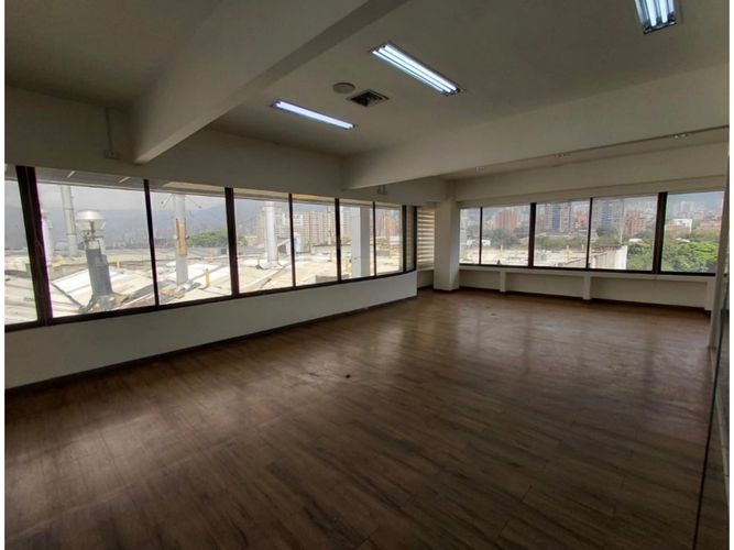 Oficina en arriendo en La Esmeralda, Itagüí, 681 m² · foto 12 de 13