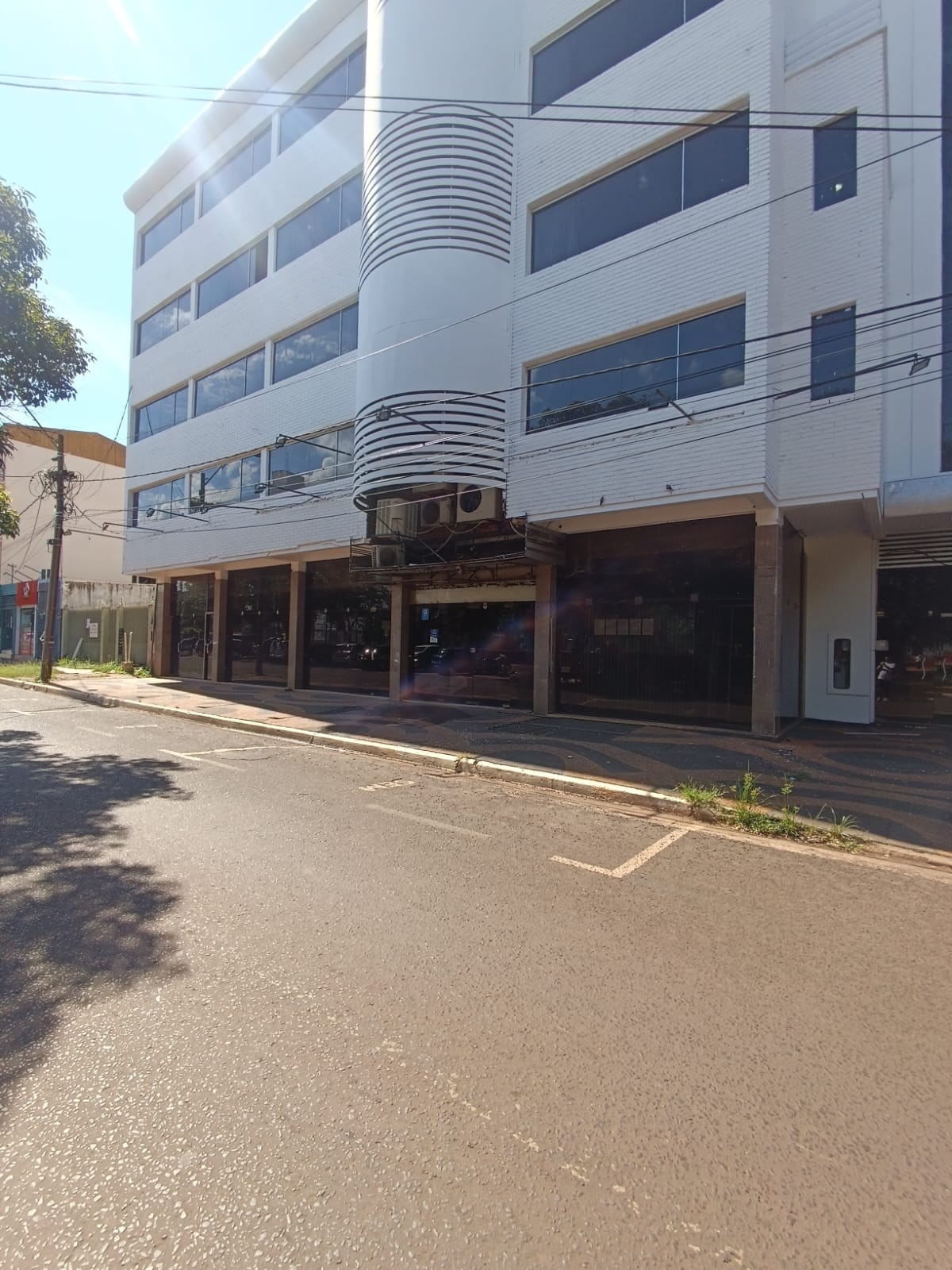 Alquilo importante local comercial en el centro de Encarnación