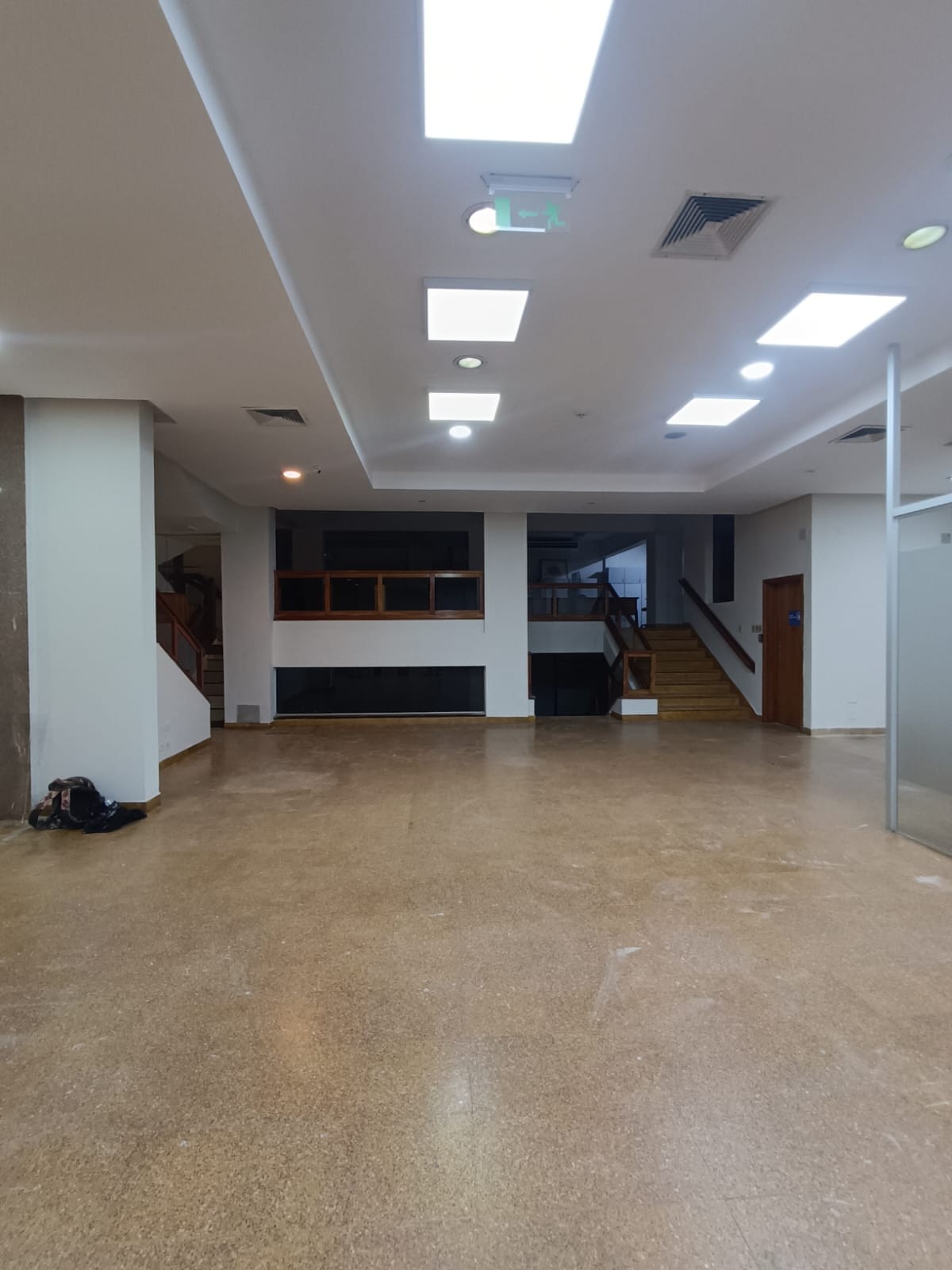 Alquilo importante local comercial en el centro de Encarnación — foto 3