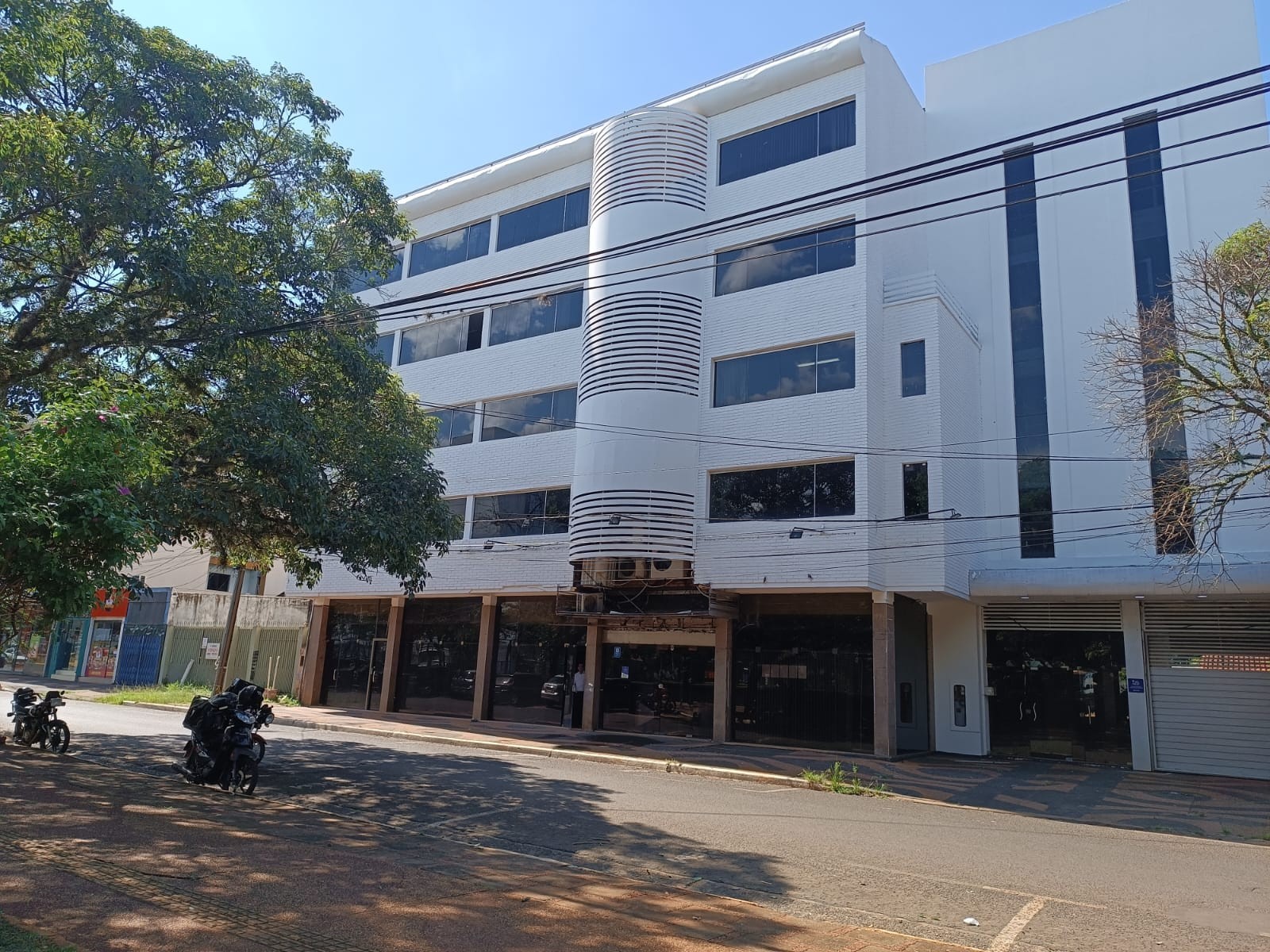 Alquilo importante local comercial en el centro de Encarnación — foto 2