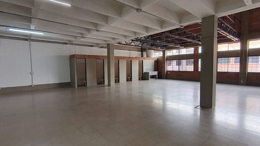 Local en arriendo en El Poblado, Medellín, 870 m² · foto 2 de 8