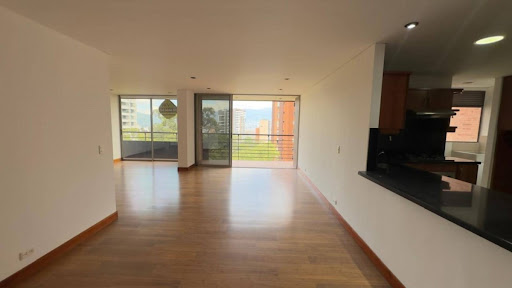 Apartamento en arriendo en Loma De Los Gonzalez, Medellín · foto 3 de 24