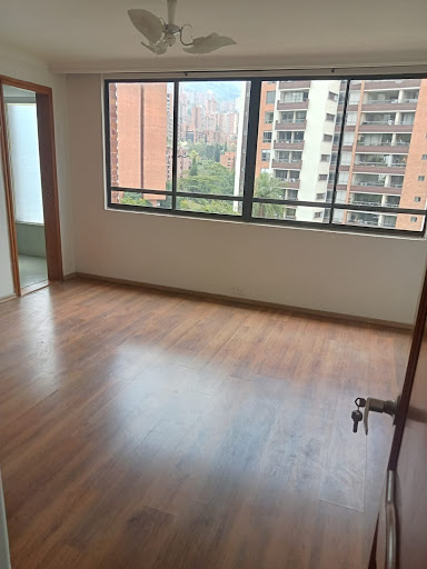 Apartamento en arriendo en Castropol, Medellín · foto 2 de 24