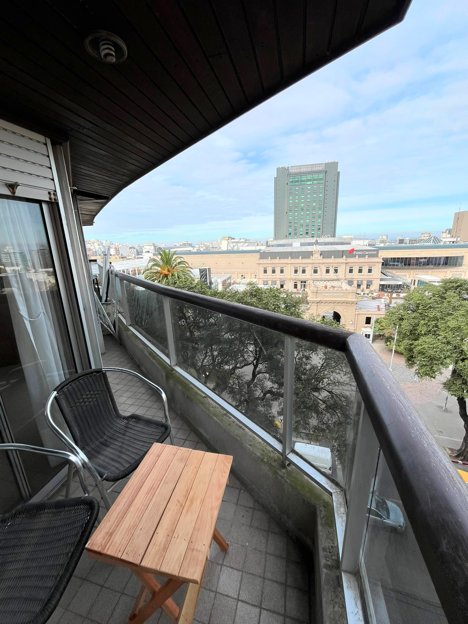 Apartamento amueblado con vista despejada frente a Punta Carretas Shopping