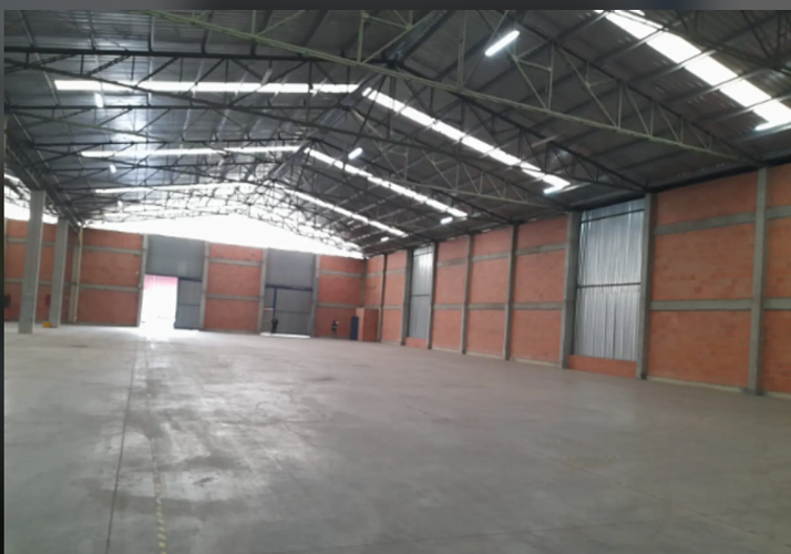 Bodega en arriendo en Los Arboles, Madrid, 1600 m² · foto 2 de 13