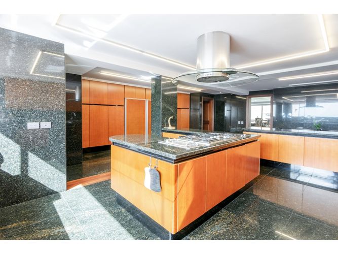 Apartamento de 4 alcobas en venta en Los Rosales, Bogotá, 887 m² · foto 5 de 24
