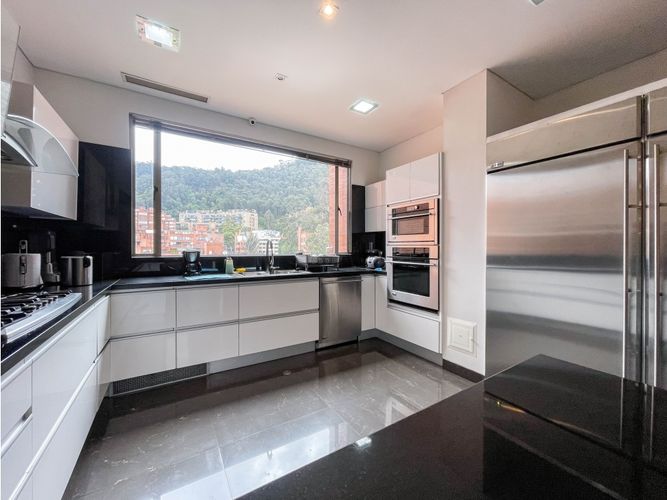 Apartamento de 3 alcobas en venta en Los Rosales, Bogotá, 342 m² · foto 8 de 24