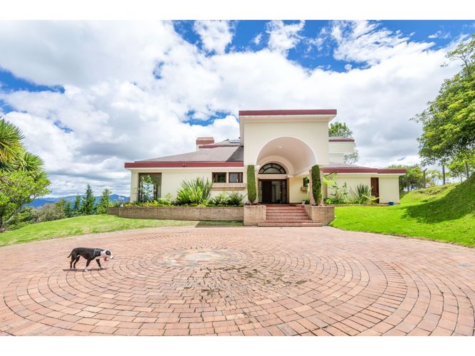 Casa de 5 alcobas en venta en Yerbabuena, Chía, 710 m² · foto 2 de 24