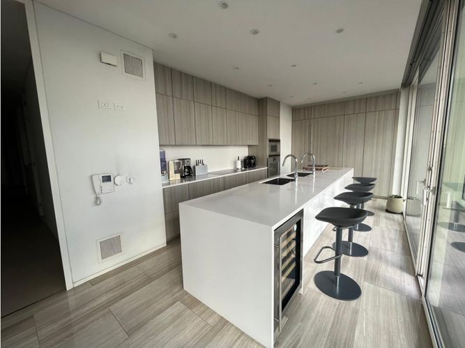 Apartamento de 3 alcobas en venta en Chico, Bogotá, 395 m² · foto 2 de 18