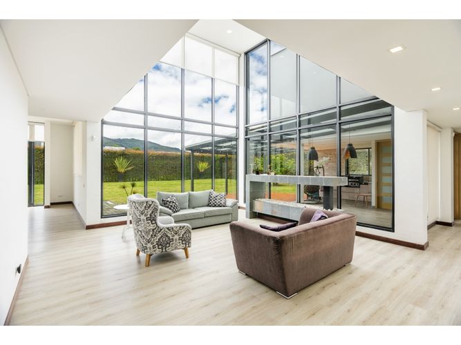 Apartaestudio en venta en Guaymaral, Bogotá, 400 m² · foto 2 de 24