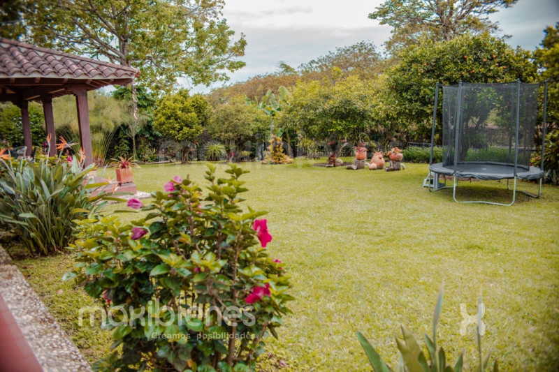 4BR Country House in El rosal (200 m²) for Sale