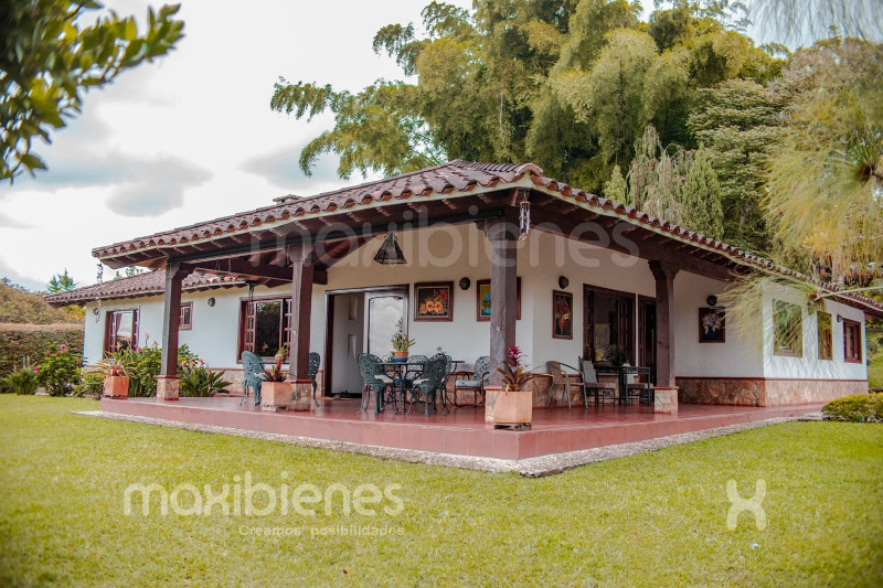 4BR Country House in El rosal (200 m²) for Sale - 4