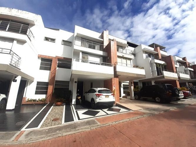 Casa de 4 alcobas en venta en Cr. Los Arroyuelos, Ibagué, 210 m² · foto 18 de 20