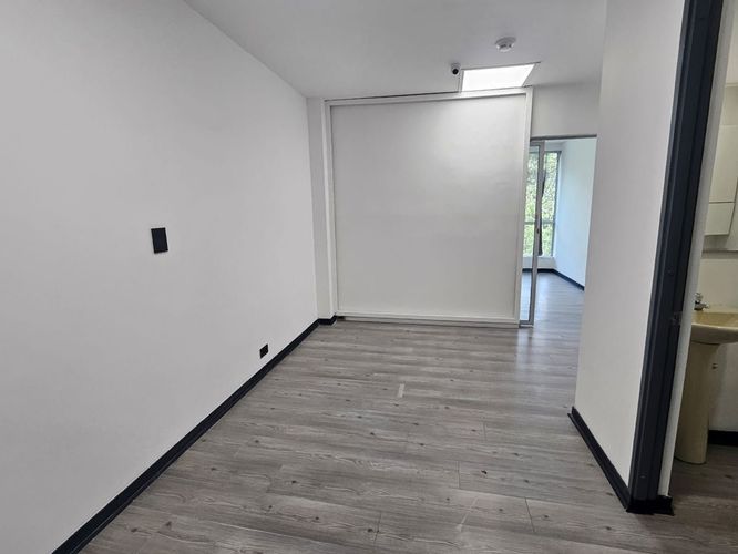 Oficina en arriendo en El Poblado, Medellín, 30 m² · foto 7 de 8