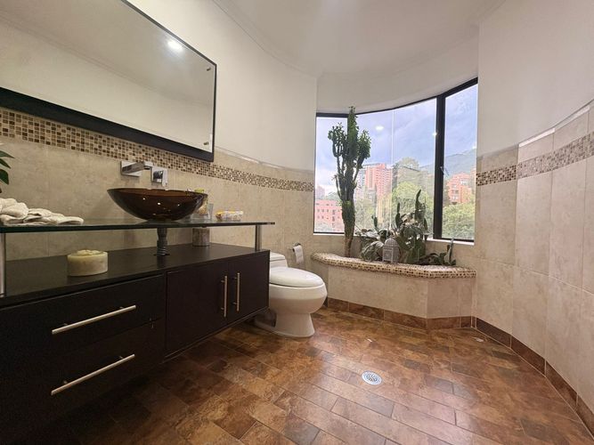 Apartamento de 4 alcobas en venta en El Poblado, Medellín, 590 m² · foto 19 de 20