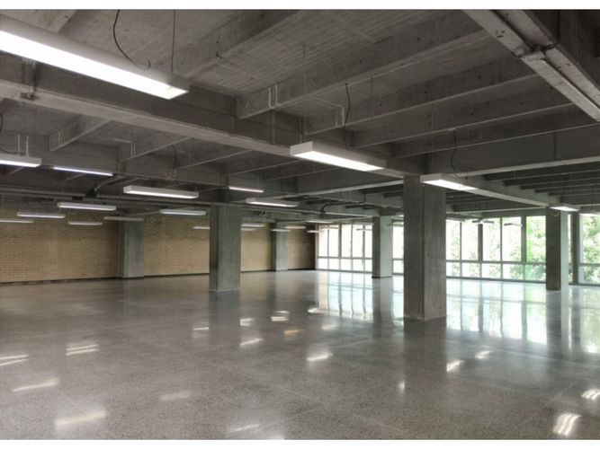 Local en arriendo en Cristo Rey, Medellín, 596 m² · foto 2 de 4