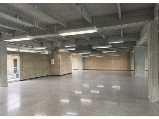 Local en arriendo en Cristo Rey, Medellín, 596 m² · foto 3 de 4