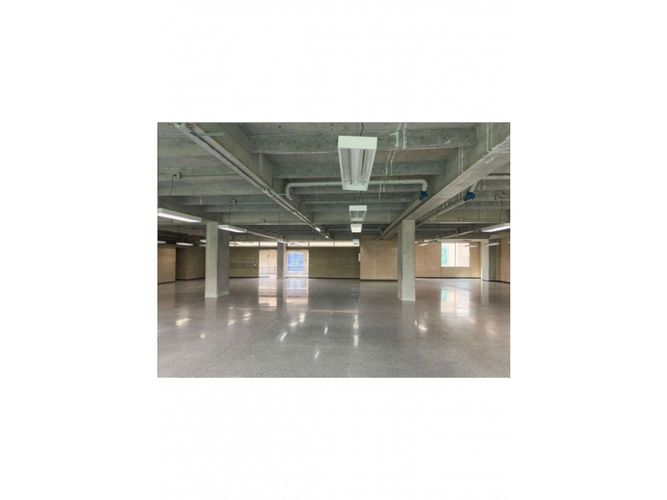 Local en arriendo en Cristo Rey, Medellín, 596 m² · foto 4 de 4