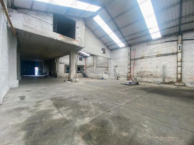 Bodega en venta en Los Naranjos, Itagüí, 1370 m² · foto 2 de 10
