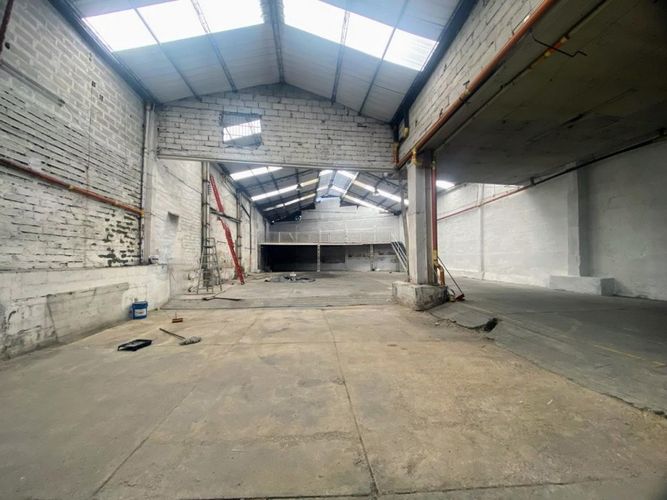 Bodega en venta en Los Naranjos, Itagüí, 1370 m² · foto 3 de 10