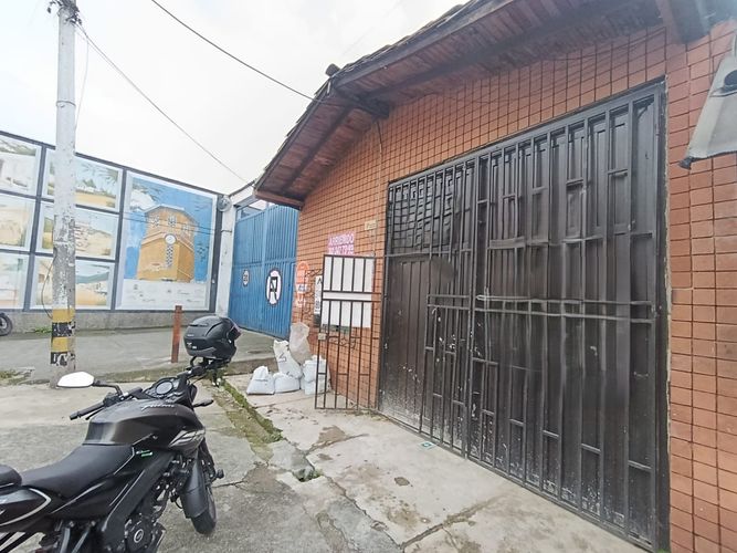 Bodega en arriendo en Cristo Rey, Medellín, 210 m² · foto 2 de 16