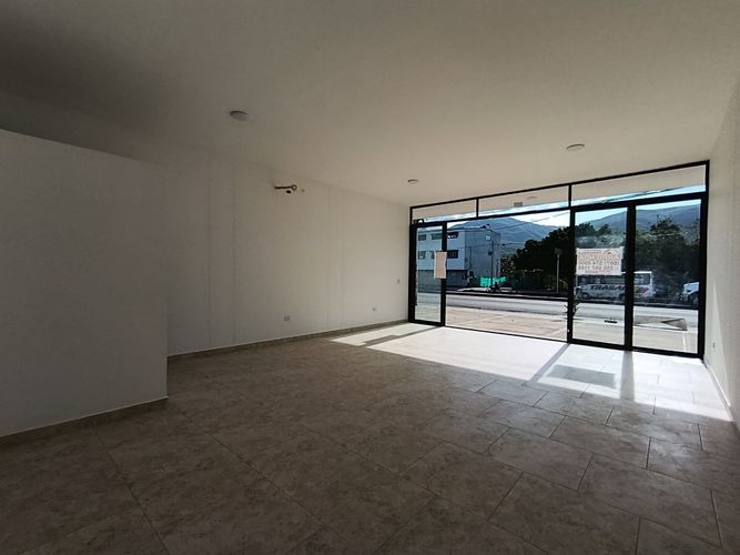 Local en arriendo en Pisarreal, Los Patios, 47 m² · foto 2 de 3