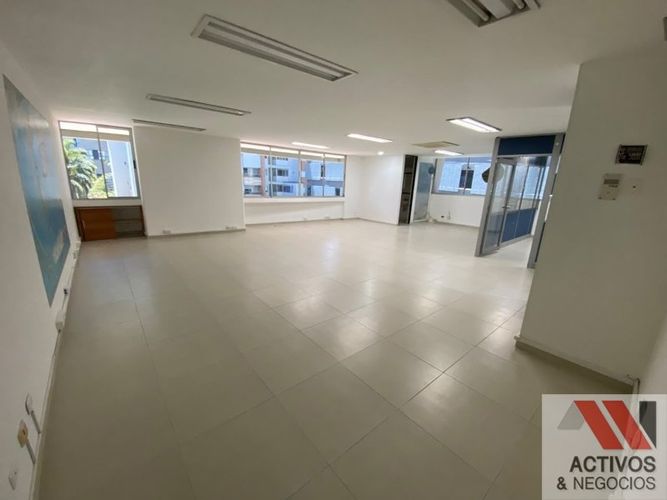 Oficina en arriendo en Los Balsos, Medellín, 875 m² · foto 2 de 8