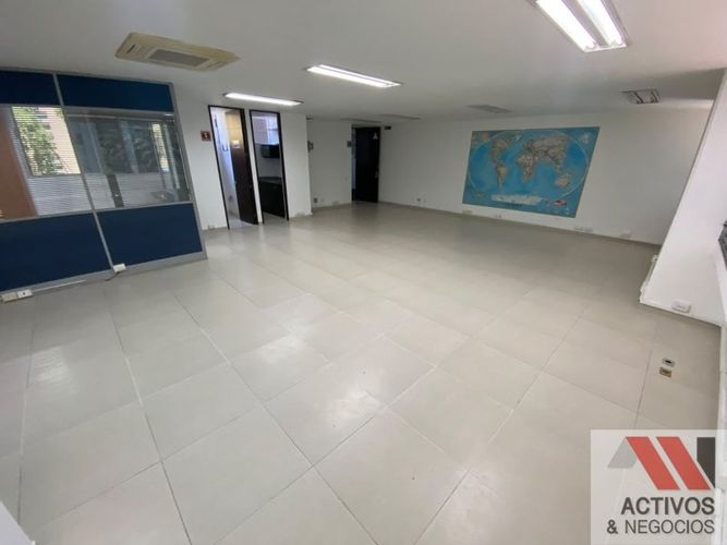 Oficina en arriendo en Los Balsos, Medellín, 875 m² · foto 3 de 8