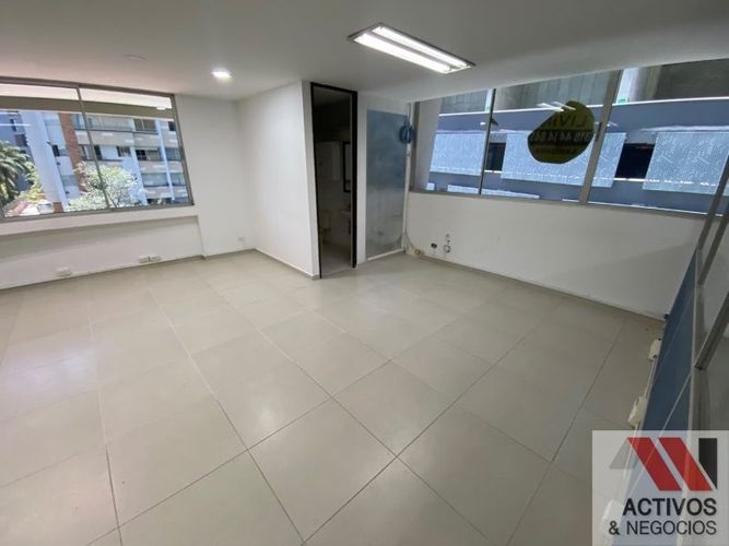 Oficina en arriendo en Los Balsos, Medellín, 875 m² · foto 6 de 8
