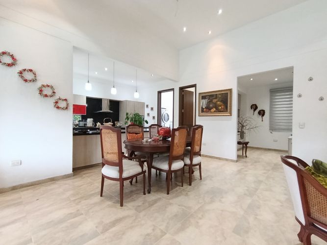 Casa de 4 alcobas en venta en California, Los Patios, 300 m² · foto 2 de 19