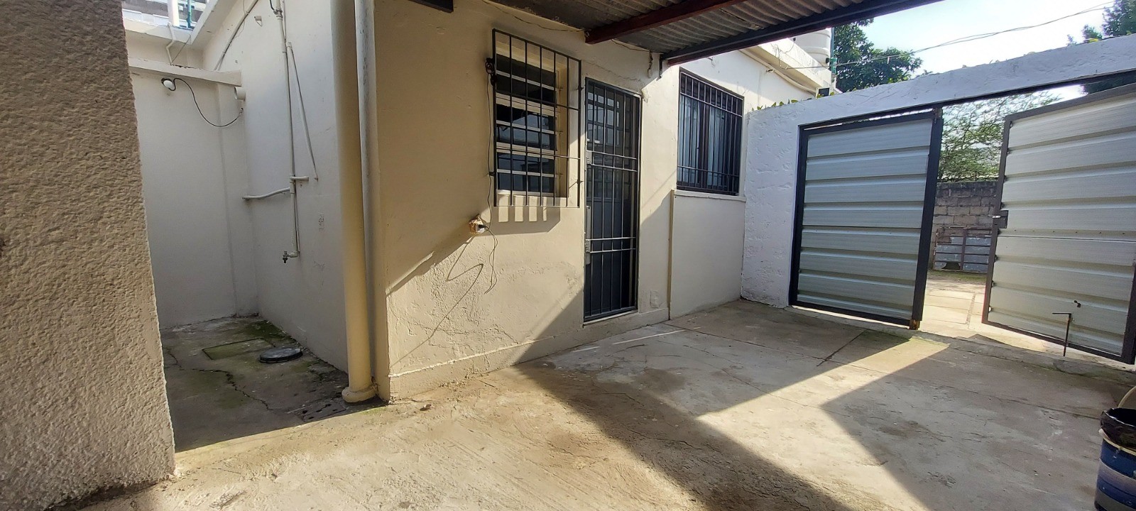 ALQUILER EN MALVIN NORTE, PH EN PLANTA BAJA AL LATERAL, 2 DORMITORIOS 2 BAÑOS, PATIO Y COCHERA