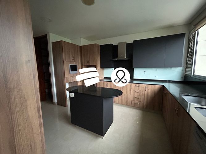Apartamento de 3 alcobas en venta en Los Balsos, Medellín, 272 m² · foto 2 de 21