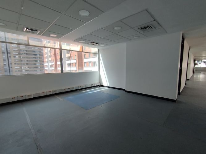 Oficina en arriendo en Villa Carlota, Medellín, 1015 m² · foto 4 de 20