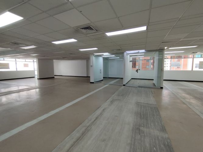 Oficina en arriendo en Villa Carlota, Medellín, 1015 m² · foto 12 de 20
