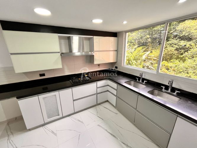 Casa de 6 alcobas en venta en La Doctora, Sabaneta, 480 m² · foto 2 de 24