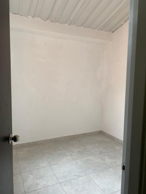 Casa de 4 alcobas en venta en Br. Portachuelo, Girardot, 65 m² · foto 3 de 11