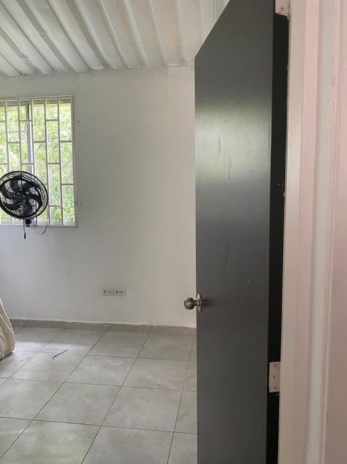 Casa de 4 alcobas en venta en Br. Portachuelo, Girardot, 65 m² · foto 10 de 11