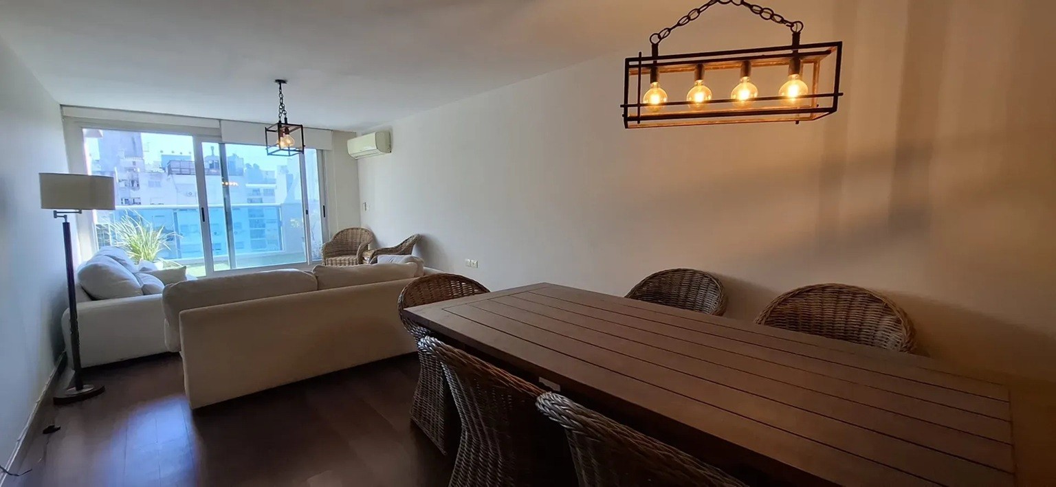 ALQUILER EN PUNTA CARRETAS, PENTHOUSE EN PISO 10 DE 3 DORMITORIOS Y 4 BAÑOS, GARAJE, SEGURIDAD 24HS