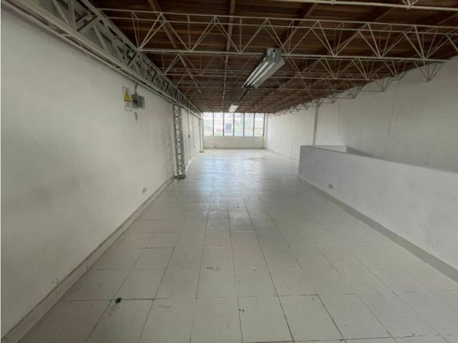 Bodega en arriendo en Cristo Rey, Medellín, 220 m² · foto 2 de 5