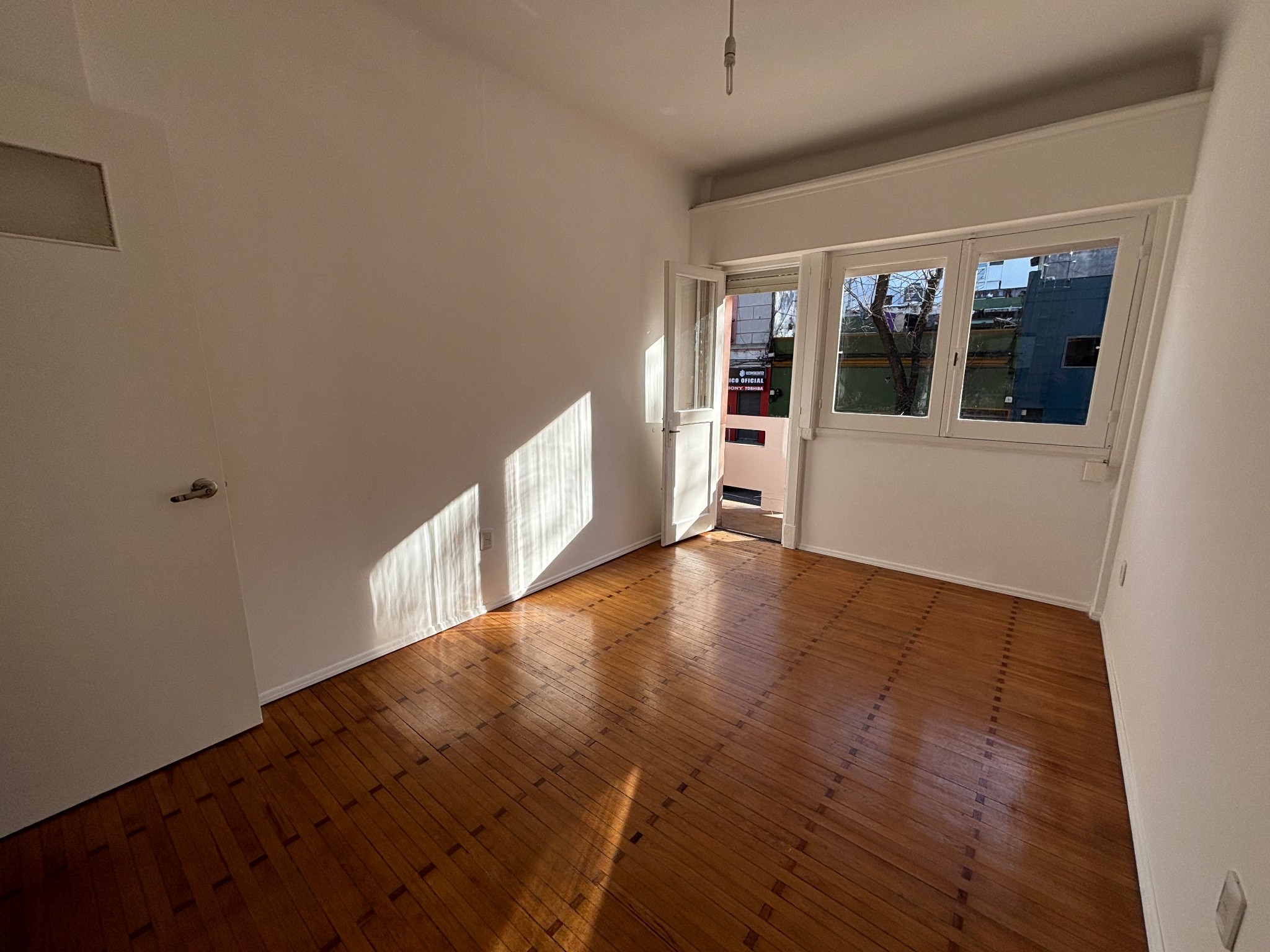 Alquiler apartamento 2 dormitorios al frente terraza Maldonado y Río Negro Centro