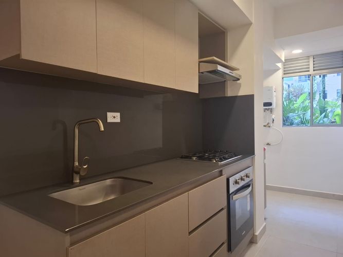 Apartamento de 2 alcobas en arriendo en El Poblado, Medellín, 79 m² · foto 2 de 13