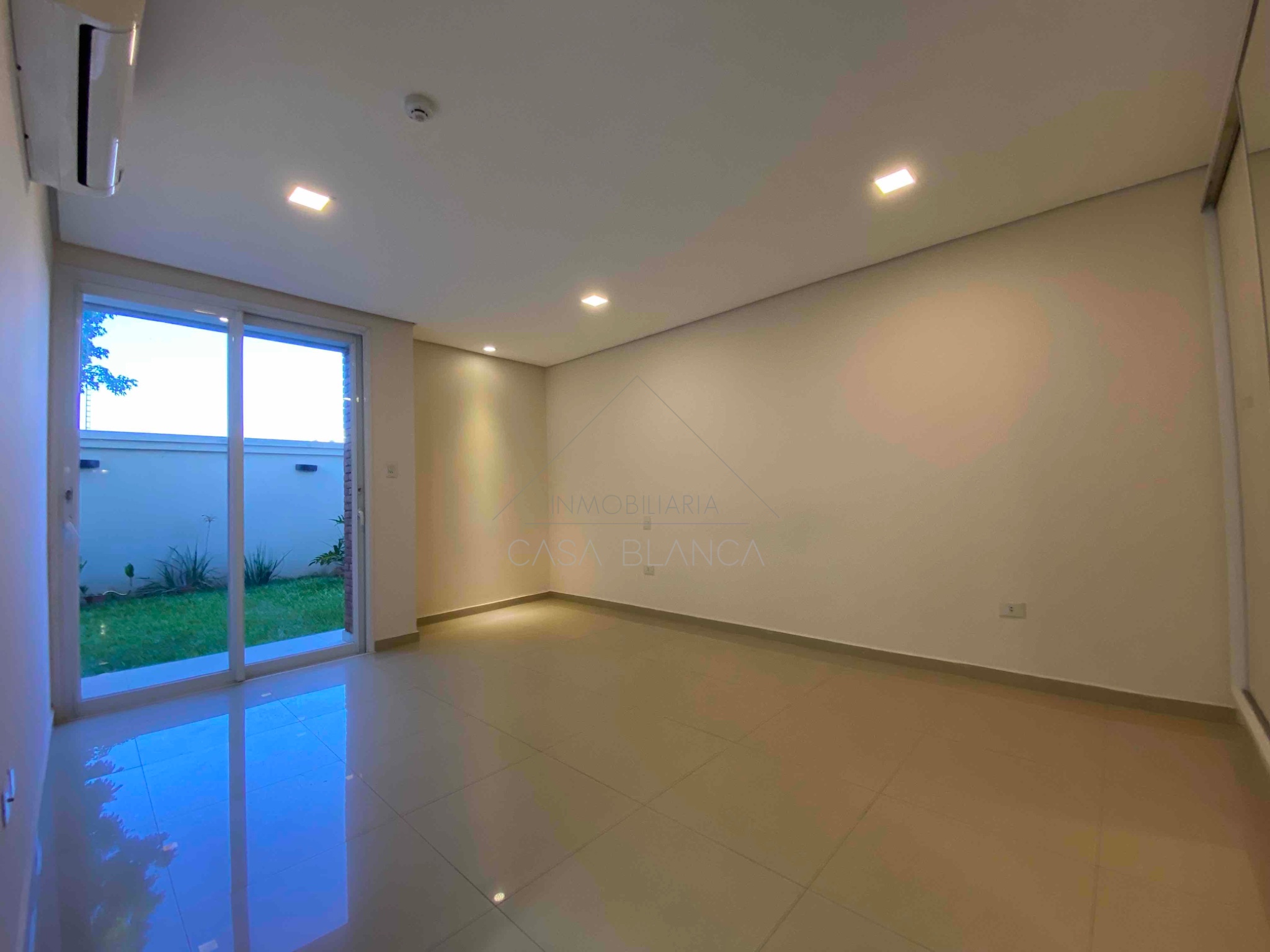 ALQUILO Amplio departamento de 3 habitaciones + hab de servicio con Patio Privado y 2 cocheras — foto 3