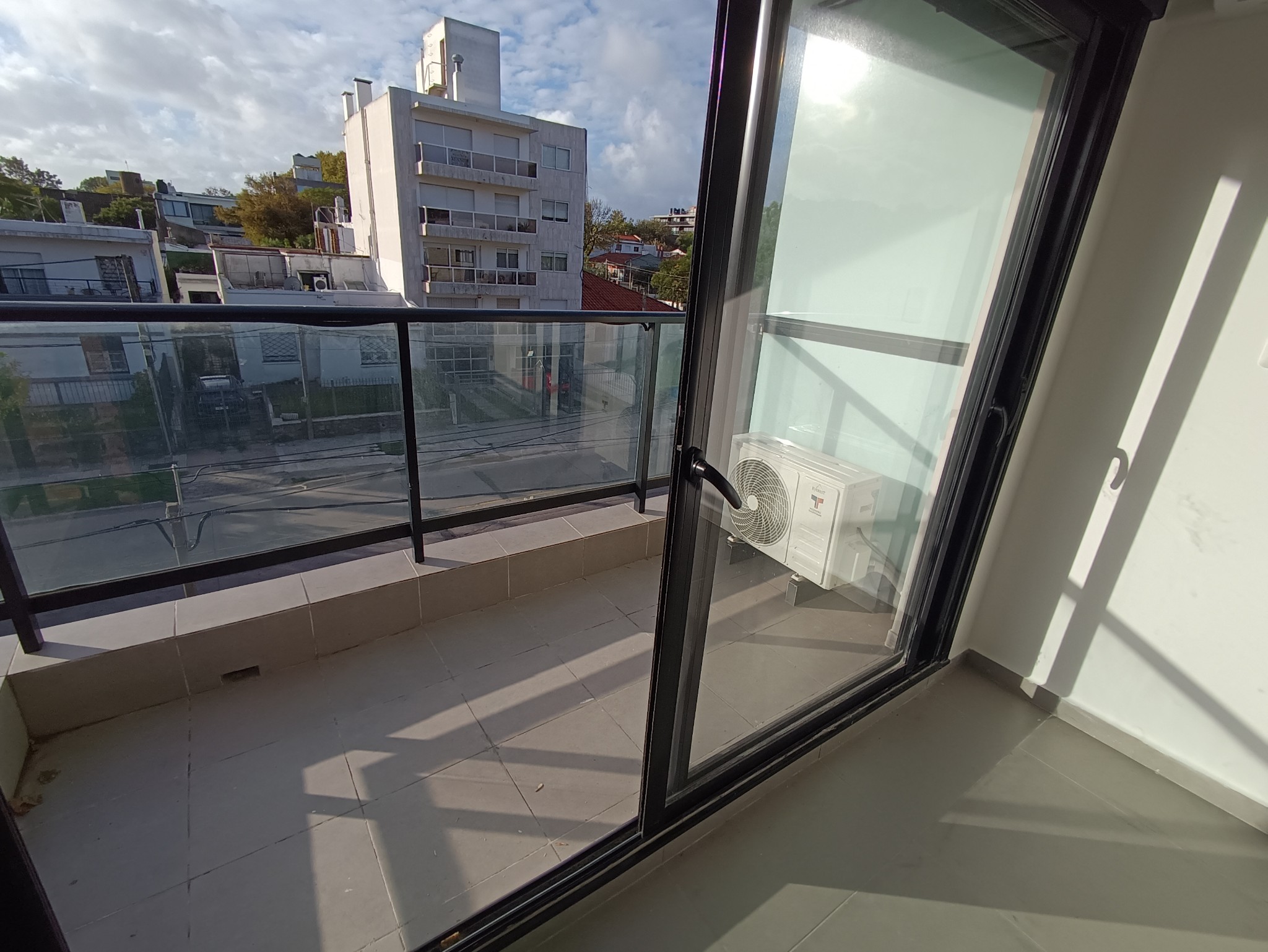 Amplio Monoambiente Con Terraza! Malvin! Próximo A Rambla Y Playa! Edificio Nuevo!! - Detalle
