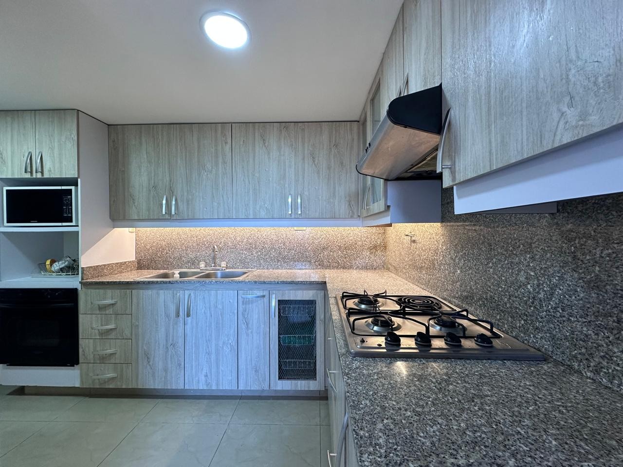 Apartamento en arriendo en El Poblado, Medellín · foto 3 de 19
