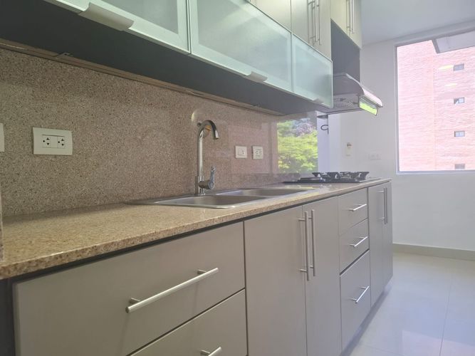 Apartamento de 3 alcobas en arriendo en El Poblado, Medellín, 105 m² · foto 7 de 16