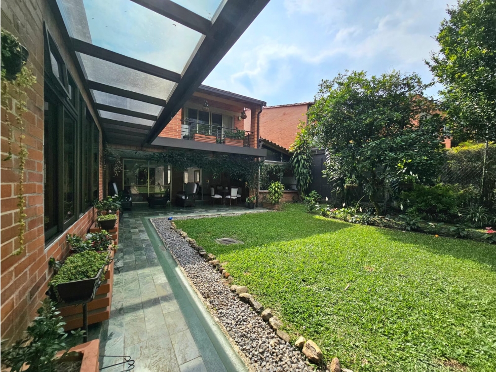 Casa de 5 alcobas en venta en Loma Del Chocho, Envigado, 350 m² · foto 2 de 24