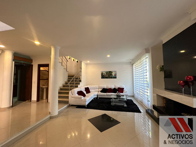 Casa de 5 alcobas en venta en Altos Del Poblado, Medellín, 425 m² · foto 2 de 24
