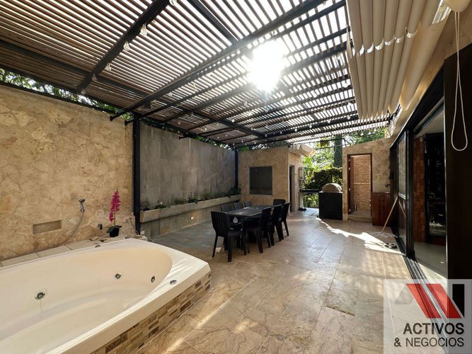 Casa de 5 alcobas en venta en Altos Del Poblado, Medellín, 425 m² · foto 4 de 24